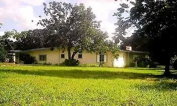 Country Home Villa Bed & Breakfast Μαντεβίλ
